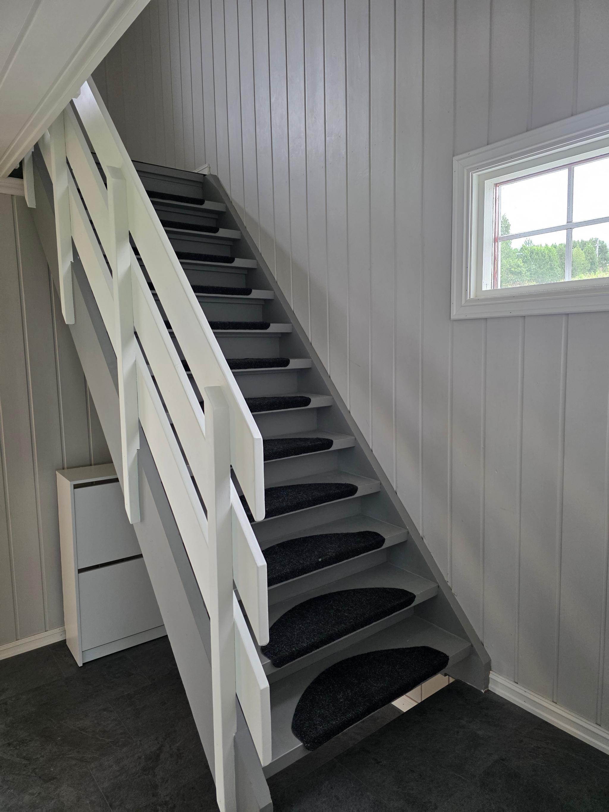 Hall med trapp til 2etg